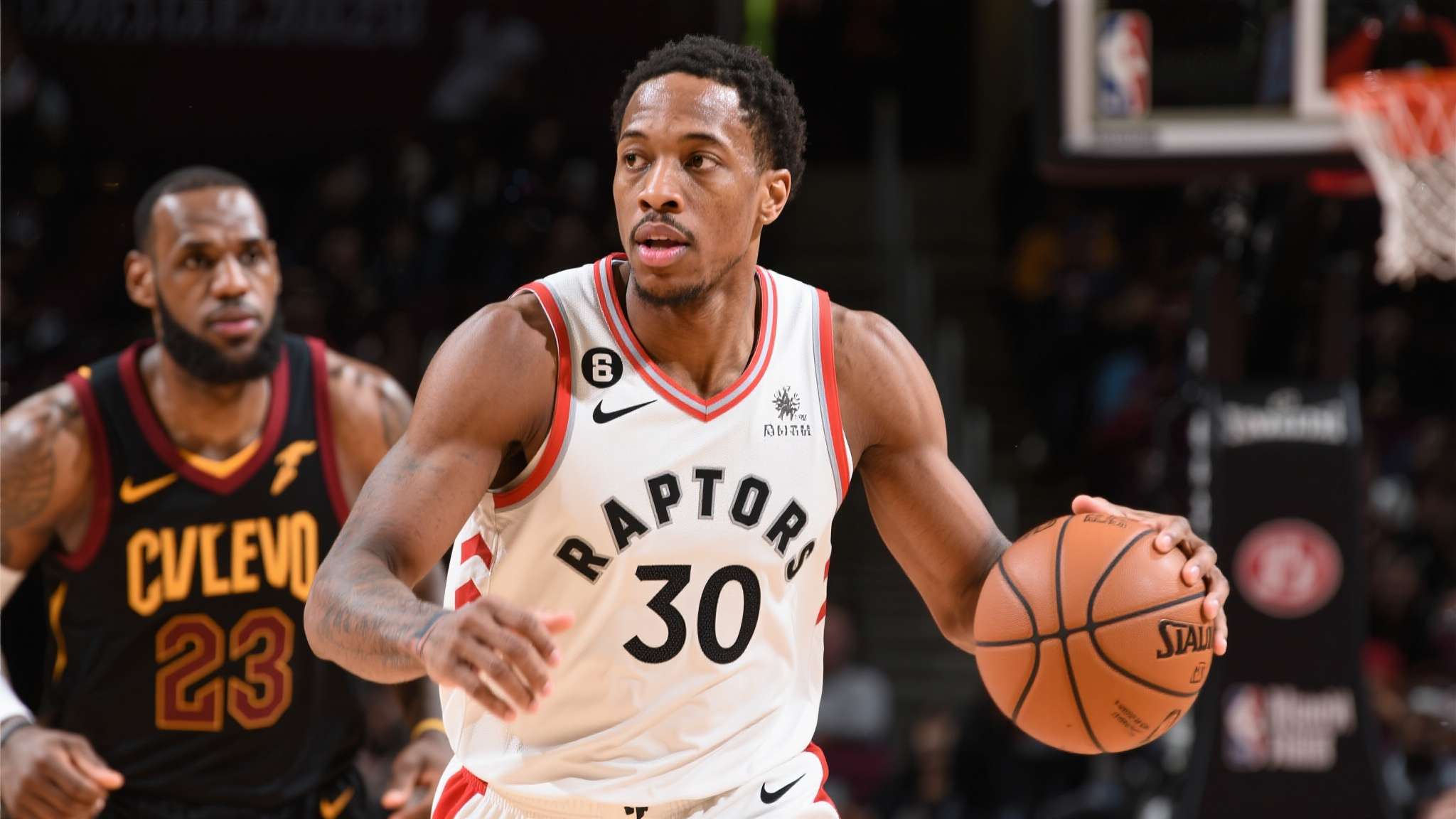 德罗赞成NBA历史单场至少30分10助攻且0失误的最高龄球员 此前,包括勒布朗詹姆斯等名宿曾接近这一标准,但均未能于较高年龄段精准抓住机会。“
